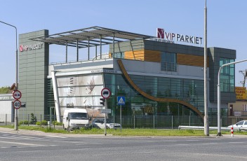 Budynek firmy VIP Parkiet Łomianki ul. Kolejowa 69
